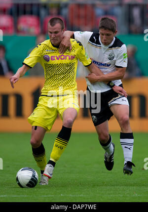 Dortmunds Kevin Grosskreutz (L) wetteifert um den Ball mit Sandhausens Marces Bush bei den DFB-Pokal 1. Runde SV Sandhausen vs. Borussia Dortmund im Hardtwald-Stadion in Sandhausen, Deutschland, entsprechen 30. Juli 2011. Foto: Uwe Anspach Stockfoto