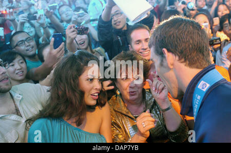 Schwimmer Michael Phelps USA spricht mit seiner Freundin Nicole Johnson (L) und Mutter Deborah während des Finales bei den Weltmeisterschaften in Shanghai, China 2011 FINA schwimmen 31. Juli 2011. Foto: Hannibal Dpa +++(c) Dpa - Bildfunk +++ Stockfoto