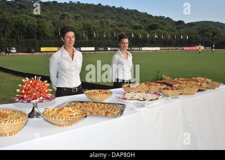 Eine Handout-Datei vom 30. Juli 2011 zeigt servive Mitarbeiter stehen hinter einem Buffet des Ereignisses Saint Tropez Polo Trophy 2011 in Saint-Tropez, Frankreich, 30. Juli 2011. Foto: KDF Fernsehbild & Deutschland / nur zu redaktionellen Zwecken Stockfoto