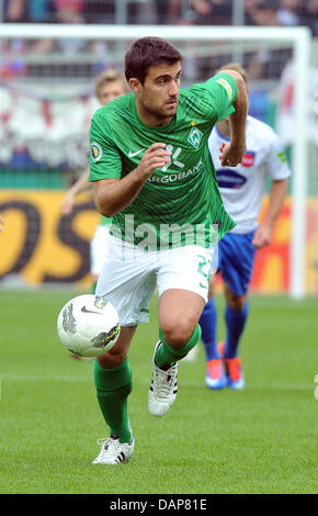 Bremer Sokratis Papastathopoulos spielt den Ball in den DFB-Pokal 1. Runde Spiel FC Heidenheim Vs SV Werder Bremen in der Voith-Arena in Heidenheim, Deutschland, 30. Juli 2011. Heidenheim mit 2: 1 gewann. Foto: Stefan Puchner Stockfoto