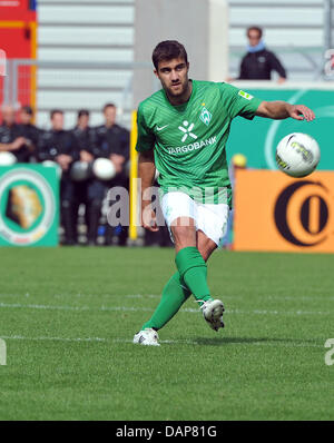 Bremer Sokratis Papastathopoulos spielt den Ball in den DFB-Pokal 1. Runde Spiel FC Heidenheim Vs SV Werder Bremen in der Voith-Arena in Heidenheim, Deutschland, 30. Juli 2011. Heidenheim mit 2: 1 gewann. Foto: Stefan Puchner Stockfoto