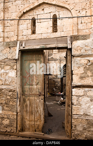 Afrika, Eritrea, Massawa, Old Town, offene Tür in Hof der historischen Korallenblock gebaut Haus Stockfoto