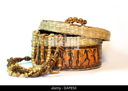aus Holz und Elfenbein-Perlen in eine handgefertigte afrikanische Box auf weißem Hintergrund Stockfoto