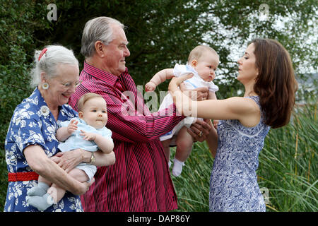 Dänische Königin Margrethe mit Enkel Prinz Vincent, Prinz Henrik mit Enkelin Prinzessin Josephine und Princess Mary (R) stellen auf der Jahrestagung Familienfoto in Gråsten Palast in Grasten, Dänemark, 1. August 2011. Foto: Patrick van Katwijk Stockfoto