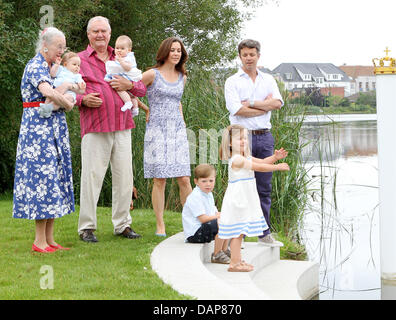 Dänische Königin Margrethe mit Enkel Prinz Vincent, Prinz Henrik mit Enkelin, die Prinzessin Josephine, Prinzessin Mary, Kronprinz Fredrik, Prinz Christian und Prinzessin Isabella auf der Jahrestagung Familienfoto in Gråsten Palast in Grasten, Dänemark, 1. August 2011 darstellen. Foto: Patrick van Katwijk Stockfoto