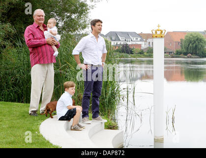 Prinz Henrik mit Enkelin Prinzessin Josephine, Fredrik Kronprinz und Prinz Christian pose auf dem Familienfoto-Jahrestagung in Gråsten Palast in Grasten, Dänemark, 1. August 2011. Foto: Patrick van Katwijk Stockfoto