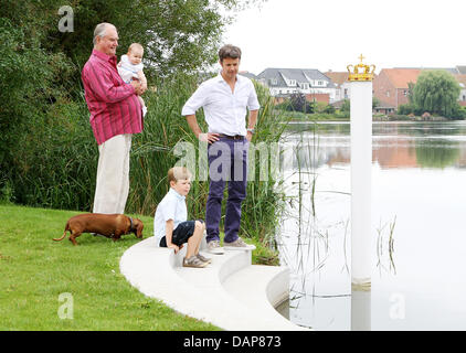 Prinz Henrik mit Enkelin Prinzessin Josephine, Fredrik Kronprinz und Prinz Christian pose auf dem Familienfoto-Jahrestagung in Gråsten Palast in Grasten, Dänemark, 1. August 2011. Foto: Patrick van Katwijk Stockfoto