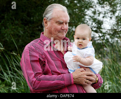 Prinz Henrik und Enkelin Prinzessin Josephine stellen auf der Jahrestagung Familienfoto in Gråsten Palast in Grasten, Dänemark, 1. August 2011. Foto: Patrick van Katwijk Stockfoto