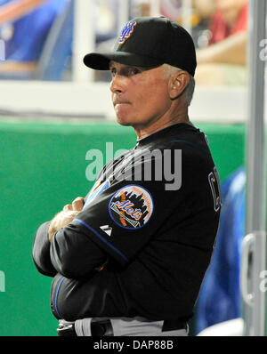 New York Mets Manager Terry Collins beobachtet das geschehen in der Spitze der siebten Inning gegen die Washington Nationals am Nationals Park in Washington, D.C. auf Samstag, 30. Juli 2011. . Bildnachweis: Ron Sachs / CNP. (Einschränkung: keine New York oder New Jersey Zeitungen oder Zeitungen im Umkreis 75 Meilen von New York City) USA Stockfoto