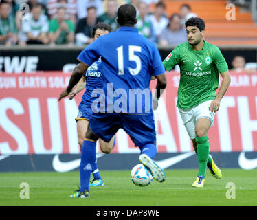 Bremens Mehmet Ekici (L) kämpft um den Ball mit Everton Sylvain Distin während das Testspiel Werder Bremen vs. FC Everton im Weser-Stadion in Bremen, Deutschland, 2. August 2011. Foto: CARMEN JASPERSEN Stockfoto