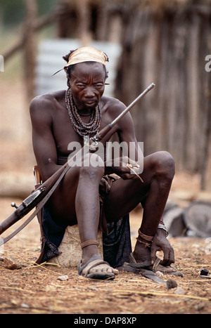 Ein Himba-Mann mit einem Gewehr in das Kaokoland, Namibia. Stockfoto