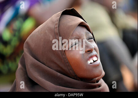 Nach Wochen unterwegs hat dieses somalische Mädchen ein Flüchtlingslager in Dadaab, Nordosten Kenias, 3. August 2011 erreicht. Somalia und Kenia getroffen haben in sechs Jahrzehnten von einer der schlimmsten Dürren und Hungersnöte, über 350,000 Flüchtlinge Unterschlupf gefunden haben, in der weltweit größten Flüchtlingslager. Foto: Boris Roessler Stockfoto