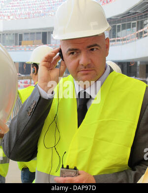Generalsekretär der UEFA, Gianni Infantino, Zugriffe auf die Baustelle des Nationalstadions in Warschau in Polen auf 8. Juni 2011 abgebildet ist. Das Stadion in Warschau ist ein Ort von der UEFA Fußballeuropameisterschaft 2012 Ukraine und Polen veranstaltet. Foto: Wolfgang Mueller Stockfoto
