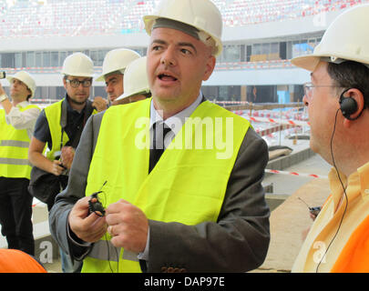 Generalsekretär der UEFA, Gianni Infantino, Zugriffe auf die Baustelle des Nationalstadions in Warschau in Polen auf 8. Juni 2011 abgebildet ist. Das Stadion in Warschau ist ein Ort von der UEFA Fußballeuropameisterschaft 2012 Ukraine und Polen veranstaltet. Foto: Wolfgang Mueller Stockfoto