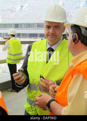 Generalsekretär der UEFA Gianni Infantino (L), besucht die Baustelle des Nationalstadions in Warschau, Polen, 8. Juni 2011. Das Stadion in Warschau ist ein Ort von der UEFA Fußballeuropameisterschaft 2012 Ukraine und Polen veranstaltet. Foto: Wolfgang Mueller Stockfoto