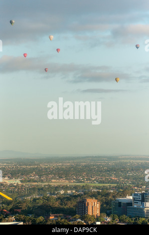 Touristen genießen Ballonfahrten über die Innenstadt von Melbourne, Australien. Stockfoto