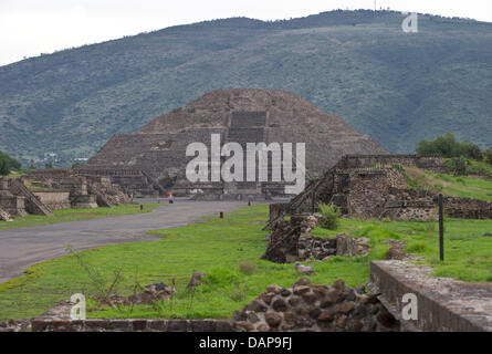 Die Pyramide des Mondes, der zweitgrößte Pyramide in Teotihuacan liegt ca. 50km Nord-östlich von Mexiko-Stadt, am 16. Juli 2011 in Mexiko abgebildet ist. Die zentralen Architektur des Bereichs ist eine zwei Kilometer lange und 40m breite Straße, die die Pyramide des Mondes und der Pyramide der Sonne Foto verbindet: Soeren Stache Stockfoto