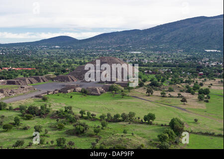 Die Pyramide des Mondes, der zweitgrößte Pyramide in Teotihuacan liegt ca. 50km Nord-östlich von Mexiko-Stadt, am 16. Juli 2011 in Mexiko abgebildet ist. Die zentralen Architektur des Bereichs ist eine zwei Kilometer lange und 40m breite Straße, die die Pyramide des Mondes und der Pyramide der Sonne Foto verbindet: Soeren Stache Stockfoto