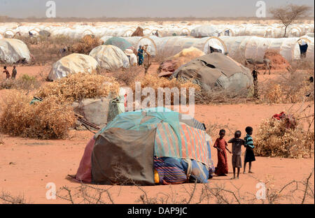 Tausende von Zelte bilden eine der Campsin der drei Flüchtlingslager Dadaab in Kenia 4. August 2011. Somalia und Kenia durch eines der schlimmsten Dürren und Hungersnöte in sechs Jahrzehnten getroffen worden, mehr als 350 000 Flüchtlinge Unterschlupf gefunden haben, in der weltweit größten Flüchtlingslager. Foto: Boris Roessler Stockfoto