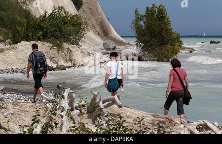 Die Menschen gehen rund um die Kreidefelsen auf der Insel Rugia in Sassnitz, Deutschland, 4. August 2011. Nach Wochen des starken Regens das Gebiet im Nationalpark Jasmund ist in der Gefahr weiterer Erdrutsche. Spaziergänge am Fuße der Klippen sind im Moment gefährlich sind. Am Wochenende vor, traten mehrere Erdrutsche. Foto: BERND WUESTNECK Stockfoto