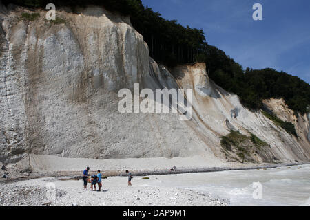 Die Menschen gehen rund um die Kreidefelsen auf der Insel Rugia in Sassnitz, Deutschland, 4. August 2011. Nach Wochen des starken Regens das Gebiet im Nationalpark Jasmund ist in der Gefahr weiterer Erdrutsche. Spaziergänge am Fuße der Klippen sind im Moment gefährlich sind. Am Wochenende vor, traten mehrere Erdrutsche. Foto: BERND WUESTNECK Stockfoto