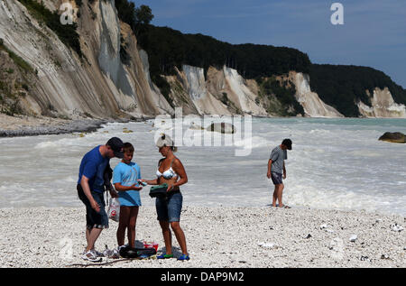 Die Menschen gehen rund um die Kreidefelsen auf der Insel Rugia in Sassnitz, Deutschland, 4. August 2011. Nach Wochen des starken Regens das Gebiet im Nationalpark Jasmund ist in der Gefahr weiterer Erdrutsche. Spaziergänge am Fuße der Klippen sind im Moment gefährlich sind. Am Wochenende vor, traten mehrere Erdrutsche. Foto: Bernd Wuestneck Stockfoto