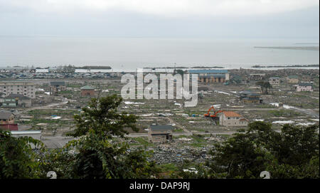 Schutt liegt über der Straße, fünf Monate nach dem Tsunami in der Stadt Sendai, Japan, 2. August 2011. Die Zerstörung, die durch das Erdbeben verursacht wurde, sind noch zu sehen, aber Wiederaufbau ist auf einem guten Weg. Foto: Lars Nikolaysen Stockfoto