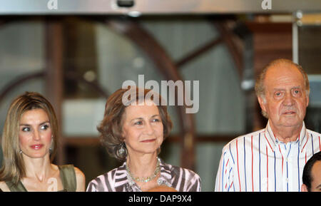 Spanische König Juan Carlos, Queen Sofia (C) und Prinzessin Letizia kommen im Real Club Nautico in der 30. Ausgabe der Copa del Rey in Palma De Mallorca, Spanien, 4. August 2011. Die Segelregatta beginnt bei der El Real Club Nautico de Palma. Foto: Albert Nieboer Niederlande Stockfoto