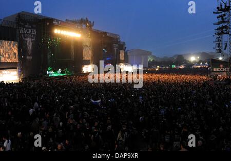 Ventilatoren stehen auf der Bühne während eines Konzerts in der Heavy-Metal-Festival in Wacken, Deutschland, 4. August 2011. Mehr als 75 000 Besucher sind für das Wacken Open Air, dem weltweit größten Heavy Metal Festival erwartet. Foto: Carsten Rehder Stockfoto