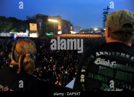 Ventilatoren stehen auf der Bühne während eines Konzerts in der Heavy-Metal-Festival in Wacken, Deutschland, 4. August 2011. Mehr als 75 000 Besucher sind für das Wacken Open Air, dem weltweit größten Heavy Metal Festival erwartet. Foto: Carsten Rehder Stockfoto