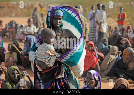 Nach Wochen unterwegs haben somalische Flüchtlinge in einem Flüchtlingslager in Dadaab in Kenia, 5. August 2011 angekommen. Sie warten jetzt Zugang zu einer ersten ärztlichen Untersuchung und Registrierung erteilt werden. Somalia und Kenia getroffen haben in sechs Jahrzehnten von einer der schlimmsten Dürren und Hungersnöte, über 350,000 Flüchtlinge Unterschlupf gefunden haben, in der weltweit größten Flüchtlingslager cam Stockfoto