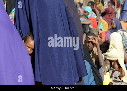 Nach Wochen unterwegs haben somalische Flüchtlinge in einem Flüchtlingslager in Dadaab in Kenia, 5. August 2011 angekommen. Sie warten jetzt Zugang zu einer ersten ärztlichen Untersuchung und Registrierung erteilt werden. Somalia und Kenia getroffen haben in sechs Jahrzehnten von einer der schlimmsten Dürren und Hungersnöte, über 350,000 Flüchtlinge Unterschlupf gefunden haben, in der weltweit größten Flüchtlingslager cam Stockfoto