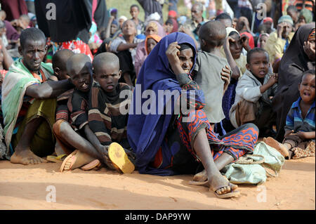 Nach Wochen unterwegs haben somalische Flüchtlinge in einem Flüchtlingslager in Dadaab in Kenia, 5. August 2011 angekommen. Sie warten jetzt Zugang zu einer ersten ärztlichen Untersuchung und Registrierung erteilt werden. Somalia und Kenia getroffen haben in sechs Jahrzehnten von einer der schlimmsten Dürren und Hungersnöte, über 350,000 Flüchtlinge Unterschlupf gefunden haben, in der weltweit größten Flüchtlingslager cam Stockfoto