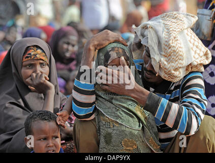 Nach Wochen unterwegs haben somalische Flüchtlinge in einem Flüchtlingslager in Dadaab in Kenia, 5. August 2011 angekommen. Sie warten jetzt Zugang zu einer ersten ärztlichen Untersuchung und Registrierung erteilt werden. Somalia und Kenia getroffen haben in sechs Jahrzehnten von einer der schlimmsten Dürren und Hungersnöte, über 350,000 Flüchtlinge Unterschlupf gefunden haben, in der weltweit größten Flüchtlingslager cam Stockfoto