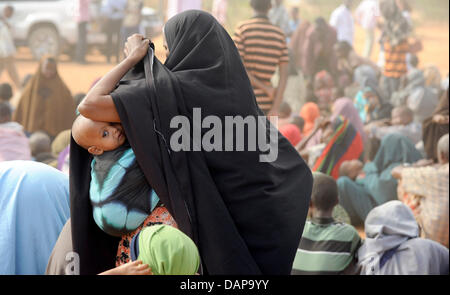 Nach Wochen unterwegs haben somalische Flüchtlinge in einem Flüchtlingslager in Dadaab in Kenia, 5. August 2011 angekommen. Sie warten jetzt Zugang zu einer ersten ärztlichen Untersuchung und Registrierung erteilt werden. Somalia und Kenia getroffen haben in sechs Jahrzehnten von einer der schlimmsten Dürren und Hungersnöte, über 350,000 Flüchtlinge Unterschlupf gefunden haben, in der weltweit größten Flüchtlingslager cam Stockfoto