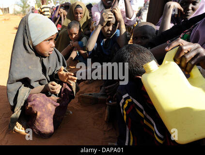 Nach Wochen unterwegs haben somalische Flüchtlinge in einem Flüchtlingslager in Dadaab in Kenia, 5. August 2011 angekommen. Sie warten jetzt Zugang zu einer ersten ärztlichen Untersuchung und Registrierung erteilt werden. Somalia und Kenia getroffen haben in sechs Jahrzehnten von einer der schlimmsten Dürren und Hungersnöte, über 350,000 Flüchtlinge Unterschlupf gefunden haben, in der weltweit größten Flüchtlingslager cam Stockfoto