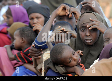 Nach Wochen unterwegs haben somalische Flüchtlinge in einem Flüchtlingslager in Dadaab in Kenia, 5. August 2011 angekommen. Sie warten jetzt Zugang zu einer ersten ärztlichen Untersuchung und Registrierung erteilt werden. Somalia und Kenia getroffen haben in sechs Jahrzehnten von einer der schlimmsten Dürren und Hungersnöte, über 350,000 Flüchtlinge Unterschlupf gefunden haben, in der weltweit größten Flüchtlingslager cam Stockfoto