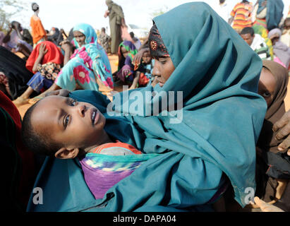 Nach Wochen unterwegs haben somalische Flüchtlinge in einem Flüchtlingslager in Dadaab in Kenia, 5. August 2011 angekommen. Sie warten jetzt Zugang zu einer ersten ärztlichen Untersuchung und Registrierung erteilt werden. Somalia und Kenia getroffen haben in sechs Jahrzehnten von einer der schlimmsten Dürren und Hungersnöte, über 350,000 Flüchtlinge Unterschlupf gefunden haben, in der weltweit größten Flüchtlingslager cam Stockfoto