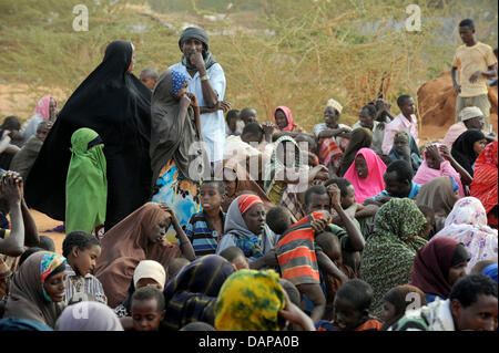 Nach Wochen unterwegs haben somalische Flüchtlinge in einem Flüchtlingslager in Dadaab in Kenia, 5. August 2011 angekommen. Sie warten jetzt Zugang zu einer ersten ärztlichen Untersuchung und Registrierung erteilt werden. Somalia und Kenia getroffen haben in sechs Jahrzehnten von einer der schlimmsten Dürren und Hungersnöte, über 350,000 Flüchtlinge Unterschlupf gefunden haben, in der weltweit größten Flüchtlingslager cam Stockfoto