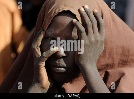 Nach Wochen unterwegs haben somalische Flüchtlinge in einem Flüchtlingslager in Dadaab in Kenia, 5. August 2011 angekommen. Sie warten jetzt Zugang zu einer ersten ärztlichen Untersuchung und Registrierung erteilt werden. Somalia und Kenia getroffen haben in sechs Jahrzehnten von einer der schlimmsten Dürren und Hungersnöte, über 350,000 Flüchtlinge Unterschlupf gefunden haben, in der weltweit größten Flüchtlingslager cam Stockfoto