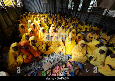 Getrennt von den jungen besuchen Mädchen ein Englisch-Kurs an einer Schule in einem Flüchtlingslager in Dadaab in Kenia, 5. August 2011. Sie warten jetzt Zugang zu einer ersten ärztlichen Untersuchung und Registrierung erteilt werden. Somalia und Kenia getroffen haben in sechs Jahrzehnten von einer der schlimmsten Dürren und Hungersnöte, über 350,000 Flüchtlinge Unterschlupf gefunden haben, in der weltweit größten r Stockfoto