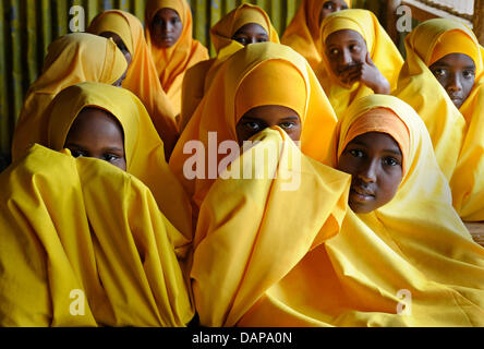 Getrennt von den jungen besuchen Mädchen ein Englisch-Kurs an einer Schule in einem Flüchtlingslager in Dadaab in Kenia, 5. August 2011. Sie warten jetzt Zugang zu einer ersten ärztlichen Untersuchung und Registrierung erteilt werden. Somalia und Kenia getroffen haben in sechs Jahrzehnten von einer der schlimmsten Dürren und Hungersnöte, über 350,000 Flüchtlinge Unterschlupf gefunden haben, in der weltweit größten r Stockfoto