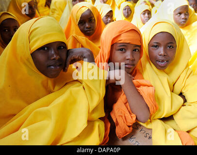 Getrennt von den jungen besuchen Mädchen ein Englisch-Kurs an einer Schule in einem Flüchtlingslager in Dadaab in Kenia, 5. August 2011. Sie warten jetzt Zugang zu einer ersten ärztlichen Untersuchung und Registrierung erteilt werden. Somalia und Kenia getroffen haben in sechs Jahrzehnten von einer der schlimmsten Dürren und Hungersnöte, über 350,000 Flüchtlinge Unterschlupf gefunden haben, in der weltweit größten r Stockfoto