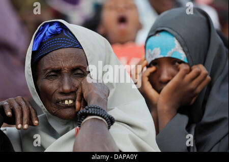 Nach Wochen unterwegs haben somalische Flüchtlinge endlich ein Flüchtlingslager in Dadaab in Kenia, 5. August 2011 erreicht. Sie warten jetzt Zugang zu einer ersten ärztlichen Untersuchung und Registrierung erteilt werden. Somalia und Kenia getroffen haben in sechs Jahrzehnten von einer der schlimmsten Dürren und Hungersnöte, über 350,000 Flüchtlinge Unterschlupf gefunden haben, in der weltweit größten Flüchtlingslager. Stockfoto