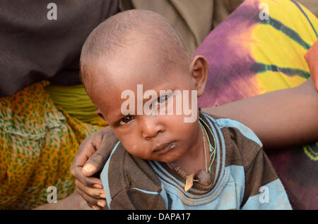 Nach Wochen unterwegs sind eine somalische jungen und seiner Mutter in einem Flüchtlingslager in Dadaab, Nordosten Kenias Freitag, 5. August 2011 angekommen. Somalia und Kenia haben von einer der schlimmsten Dürren und Hungersnöte in sechs Jahrzehnten heimgesucht. Über 350,000 Flüchtlinge fanden Zuflucht im größten Flüchtlingslager der Welt. Foto: Boris Roessler dpa Stockfoto