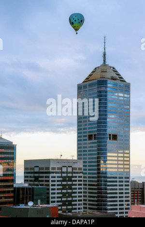 Touristen genießen Ballonfahrten über die Innenstadt von Melbourne, Australien. Stockfoto