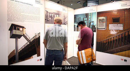 Besucher schauen Sie sich Bilder in der Ausstellung "Der Geteilte Bahnhof 1961-89' (The geteilt Station 1961-89) am Bahnhof Friedrichstraße in Berlin, Deutschland, 5. August 2011. Die Ausstellung zum 50. Jahrestag des Baus der Berliner Mauer, die an der Grenze zum Bahnhof mitten in Berlin zurückblickt, kann bis zum 15. August besichtigt werden. Foto: STEPHANIE PILICK Stockfoto