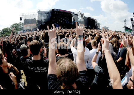 Heavy Metal Fands stehen auf dem Gelände der open Air-Festival vor einer gigantischen Bühne in Wacken, Deutschland, 5. August 2011. Erwartet werden mehr als 75.000 Besucher zu Wacke Open Air (WAO), größte Heavy-Metal-Festival der Welt. Foto: CARSTEN REHDER Stockfoto