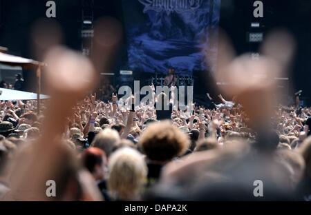 Heavy Metal Fands stehen auf dem Gelände der open Air-Festival vor einer gigantischen Bühne in Wacken, Deutschland, 5. August 2011. Erwartet werden mehr als 75.000 Besucher zu Wacke Open Air (WAO), größte Heavy-Metal-Festival der Welt. Foto: CARSTEN REHDER Stockfoto