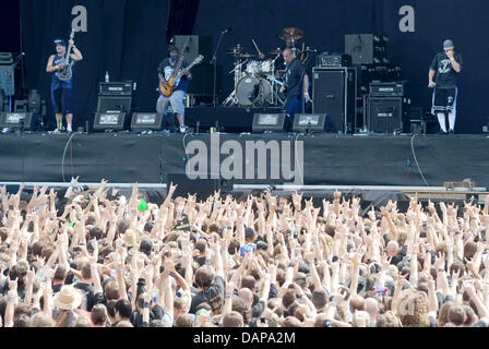 Heavy Metal Fands stehen auf dem Gelände der open Air-Festival vor einer gigantischen Bühne während der Aufführung der US-amerikanische Heavy-Metal-Band Suicidal Tendencies in Wacken, Deutschland, 5. August 2011. Erwartet werden mehr als 75.000 Besucher zu Wacke Open Air (WAO), größte Heavy-Metal-Festival der Welt. Foto: CARSTEN REHDER Stockfoto